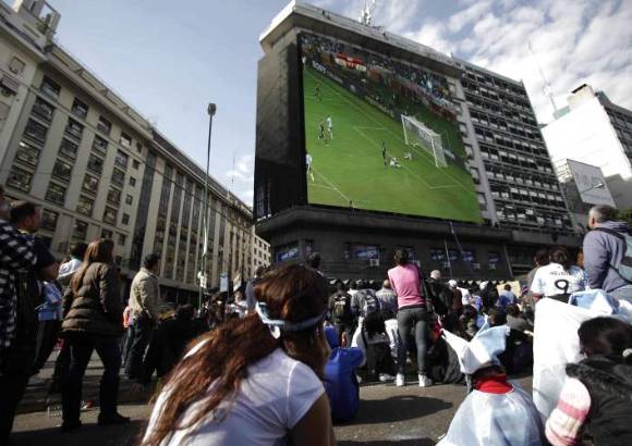 AP - En el centro de Buenos Aires, miles de Argentinos vieron y sufrieron unidos la derrota de su seleccionado frente a la efectiva Alemania.