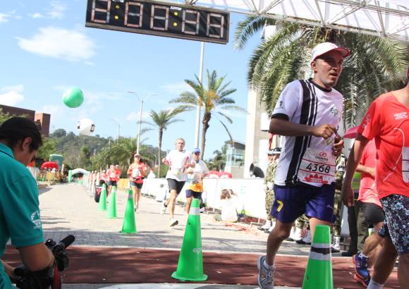 Esteban Jaramillo y Sebastián Salazar - Más de 10 mil competidores se dieron cita en esta histórica cita deportiva que se corría en las modalidades de 5, 10, 21 y 42 kilómetros.