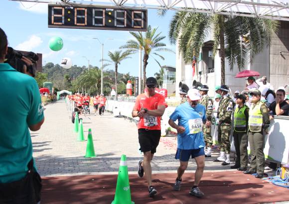 Esteban Jaramillo y Sebastián Salazar - Más de 10 mil competidores se dieron cita en esta histórica cita deportiva que se corría en las modalidades de 5, 10, 21 y 42 kilómetros.