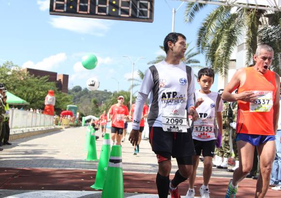 Esteban Jaramillo y Sebastián Salazar - Más de 10 mil competidores se dieron cita en esta histórica cita deportiva que se corría en las modalidades de 5, 10, 21 y 42 kilómetros.
