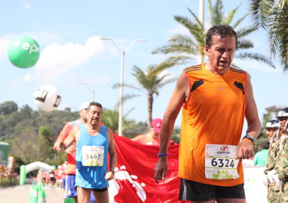 Esteban Jaramillo y Sebastián Salazar - Más de 10 mil competidores se dieron cita en esta histórica cita deportiva que se corría en las modalidades de 5, 10, 21 y 42 kilómetros.