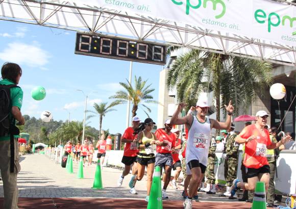 Esteban Jaramillo y Sebastián Salazar - Más de 10 mil competidores se dieron cita en esta histórica cita deportiva que se corría en las modalidades de 5, 10, 21 y 42 kilómetros.