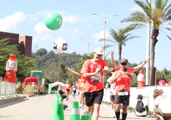 Esteban Jaramillo y Sebastián Salazar - Más de 10 mil competidores se dieron cita en esta histórica cita deportiva que se corría en las modalidades de 5, 10, 21 y 42 kilómetros.