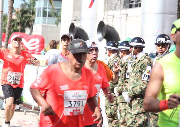 Esteban Jaramillo y Sebastián Salazar - Más de 10 mil competidores se dieron cita en esta histórica cita deportiva que se corría en las modalidades de 5, 10, 21 y 42 kilómetros.