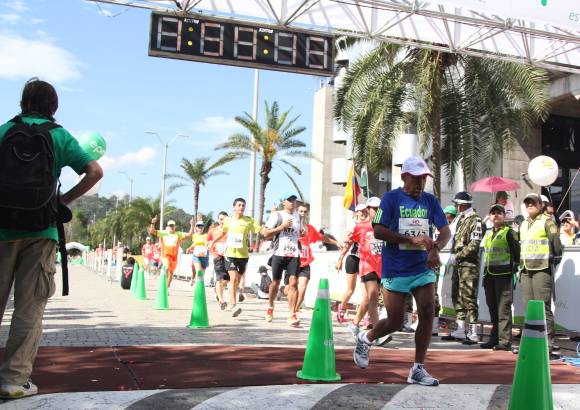 Esteban Jaramillo y Sebastián Salazar - Más de 10 mil competidores se dieron cita en esta histórica cita deportiva que se corría en las modalidades de 5, 10, 21 y 42 kilómetros.