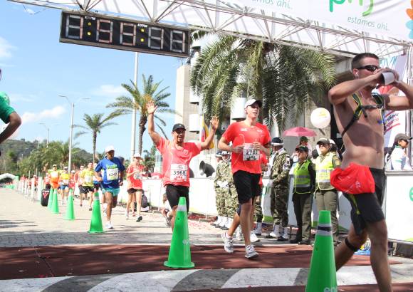 Esteban Jaramillo y Sebastián Salazar - Más de 10 mil competidores se dieron cita en esta histórica cita deportiva que se corría en las modalidades de 5, 10, 21 y 42 kilómetros.