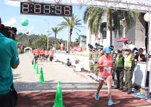 Esteban Jaramillo y Sebastián Salazar - Más de 10 mil competidores se dieron cita en esta histórica cita deportiva que se corría en las modalidades de 5, 10, 21 y 42 kilómetros.