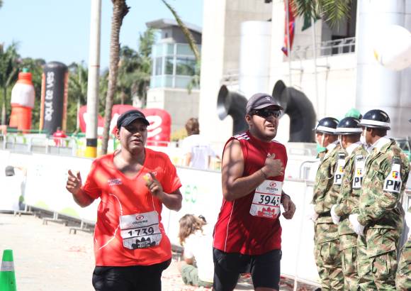 Esteban Jaramillo y Sebastián Salazar - Más de 10 mil competidores se dieron cita en esta histórica cita deportiva que se corría en las modalidades de 5, 10, 21 y 42 kilómetros.