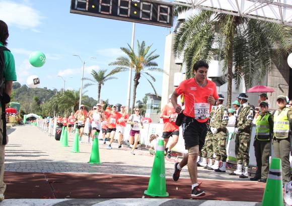 Esteban Jaramillo y Sebastián Salazar - Más de 10 mil competidores se dieron cita en esta histórica cita deportiva que se corría en las modalidades de 5, 10, 21 y 42 kilómetros.