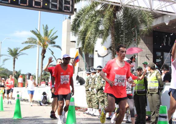 Esteban Jaramillo y Sebastián Salazar - Más de 10 mil competidores se dieron cita en esta histórica cita deportiva que se corría en las modalidades de 5, 10, 21 y 42 kilómetros.