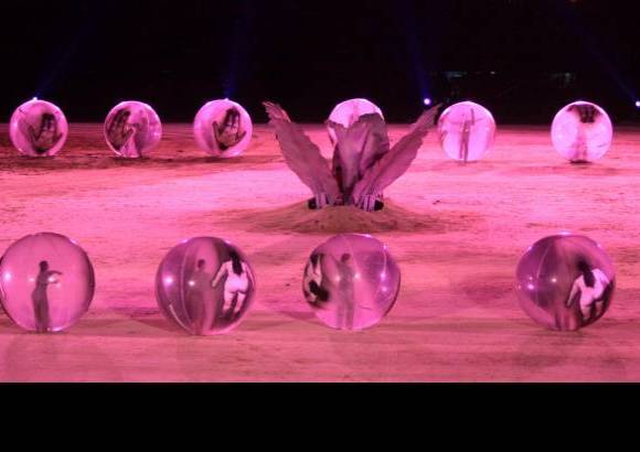 Centro de atención - Cubos que adoptan varias configuraciones, un gran puf en su reemplazo y un diseño que puede utilizarse como espacio de almacenaje, comedor y escritorio para trabajar. Las mesas de centro son ejemplo de multifuncionalidad.