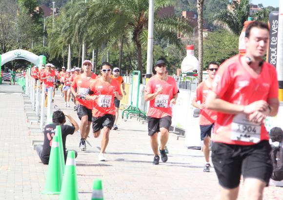 Esteban Jaramillo y Sebastián Salazar - Más de 10 mil competidores se dieron cita en esta histórica cita deportiva que se corría en las modalidades de 5, 10, 21 y 42 kilómetros.