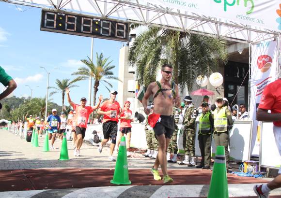 Esteban Jaramillo y Sebastián Salazar - Más de 10 mil competidores se dieron cita en esta histórica cita deportiva que se corría en las modalidades de 5, 10, 21 y 42 kilómetros.