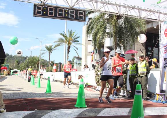 Esteban Jaramillo y Sebastián Salazar - Más de 10 mil competidores se dieron cita en esta histórica cita deportiva que se corría en las modalidades de 5, 10, 21 y 42 kilómetros.