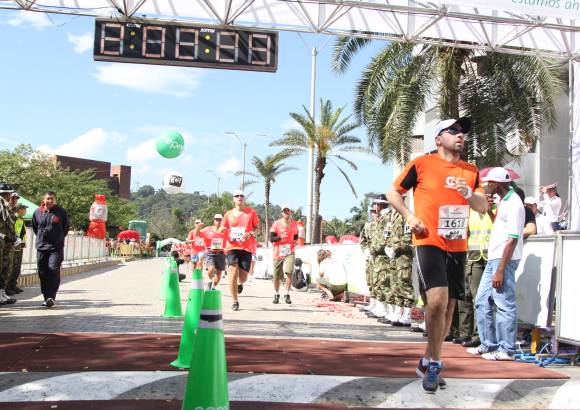 Esteban Jaramillo y Sebastián Salazar - Más de 10 mil competidores se dieron cita en esta histórica cita deportiva que se corría en las modalidades de 5, 10, 21 y 42 kilómetros.