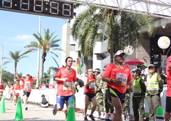 Esteban Jaramillo y Sebastián Salazar - Más de 10 mil competidores se dieron cita en esta histórica cita deportiva que se corría en las modalidades de 5, 10, 21 y 42 kilómetros.