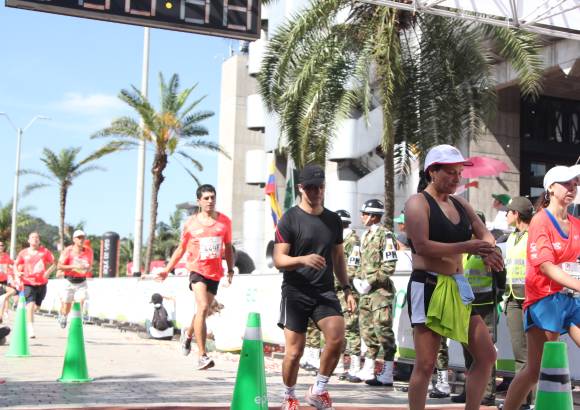 Esteban Jaramillo y Sebastián Salazar - Más de 10 mil competidores se dieron cita en esta histórica cita deportiva que se corría en las modalidades de 5, 10, 21 y 42 kilómetros.