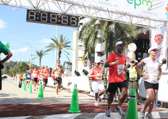 Esteban Jaramillo y Sebastián Salazar - Más de 10 mil competidores se dieron cita en esta histórica cita deportiva que se corría en las modalidades de 5, 10, 21 y 42 kilómetros.