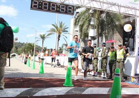 Esteban Jaramillo y Sebastián Salazar - Más de 10 mil competidores se dieron cita en esta histórica cita deportiva que se corría en las modalidades de 5, 10, 21 y 42 kilómetros.