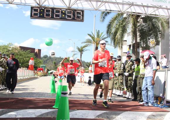 Esteban Jaramillo y Sebastián Salazar - Más de 10 mil competidores se dieron cita en esta histórica cita deportiva que se corría en las modalidades de 5, 10, 21 y 42 kilómetros.