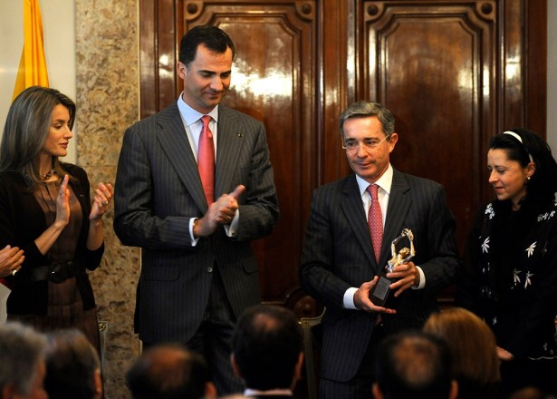 Hace 11 años, siendo presidente, Álvaro Uribe recibió el reconocimiento en España. FOTO: ARCHIVO AFP
