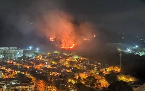 Unas 35 personas trabajan para controlar la emergencia. FOTO TWITTER @juanfelipep