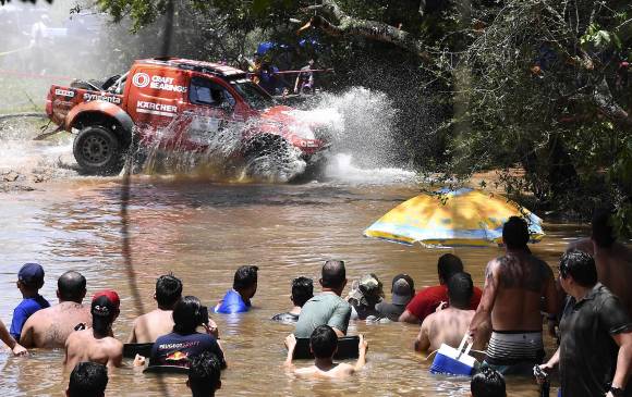 La primera etapa del Dakar, que partió desde Asunción, Paraguay, recorrió 38,5 kilómetros. FOTO AFP