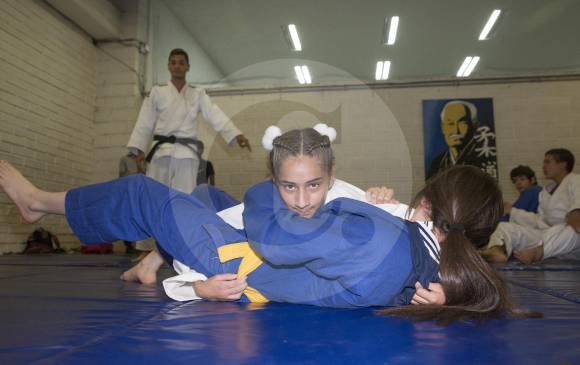 Pese al poco tiempo en judo, Thaily -de blanco- muestra progresos. FOTOS EDWIN BUSTAMANTE