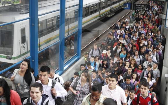 La decisión del Área Metropolitana de no cobrar los pasajes en metro en las horas valle durante la contingencia ambiental originó el rechazo del gobernador, Luis Pérez. FOTO donaldo zuluaga