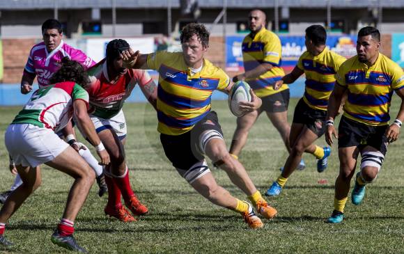 En acción, con el balón Sebastián Mejía y, junto a él, corre José Manuel Diosa, uno de los referentes del rugby nacional. Ambos aspiran levantar hoy el título del Challenge. FOTO jaime pérez