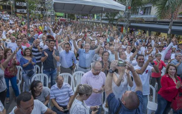 Luego de conocer los resultados, centenares de envigadeños se reunieron en el parque principal para celebrar el ingreso al Área Metropolitana. FOTO donaldo zuluga
