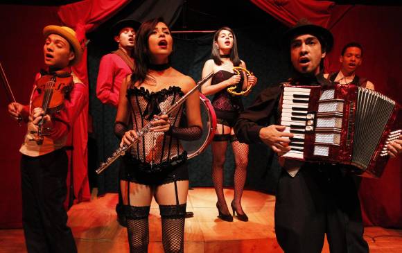 Cabaret Baudelaire, basado en vida y obra del poeta francés, es uno de los montajes del grupo. Conjuga luces, música y baile, y la presentación de Calíope, la musa de la poesía. FOTO Cortesía