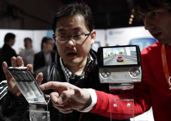 Reuters - El atractivo de este modelo es el control deslizable que oculta el smartphone. Al lado izquierdo cuenta con las teclas de dirección y en la derecha los botones para las diferentes acciones según el juego. En el centro, para los juegos en 3D, tiene dos joystick y dos gatillos para tener experiencia similar a la consola PlayStation Portable.