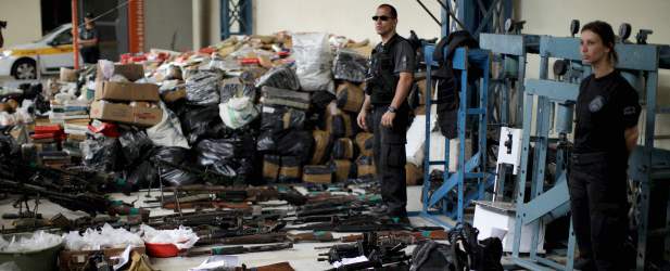 Río de Janeiro quiere que 2.000 militares permanezcan en favelas | AP | Este martes las autoridades mostraron la droga y las armas incautadas en los operativos en las favelas.
