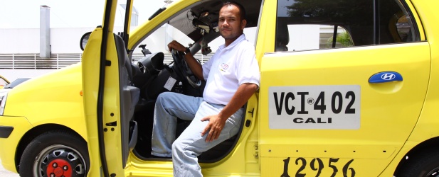 Adrián devolvió 50 millones que olvidaron en su taxi | Colprensa, Cali | Adrián Bergaño, no dudó en afirmar que los valores transmitidos por sus padres lo llevaron a devolver los 50 millones de pesos que dejaron en su taxi.