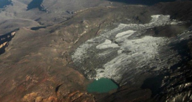 El Observatorio Vulcanológico de Manizales halló el 19 de noviembre en un sobrevuelo la formación de una nueva laguna de origen glaciar en el Volcán Nevado del Ruiz. FOTO COLPRENSA