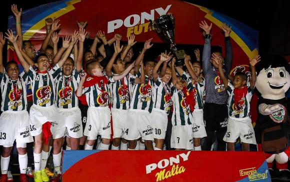 Atlético Nacional se coronó campeón del Ponyfútbol al vencer 2-1 a Medellín, ajustando así su segundo título del torneo. FOTO jaime pérez