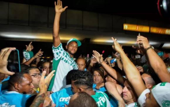 La hinchada del Palmeiras recibió de forma multitudinaria al jugador colombiano. FOTO TOMADA DE TWITTER @sepArgentina 