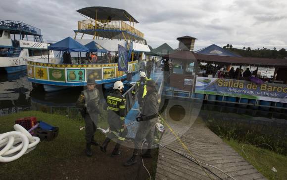 Ayer hubo restricción de navegabilidad en el embalse de Guatapé por los operativos de rescate. FOTO manuel saldarriaga