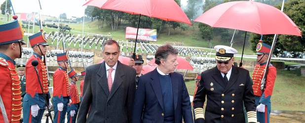 Santos anuncia remezón al plan de seguridad | Colprensa | Tras reconocer algunos lunares en seguridad, el presidente Juan Manuel Santos anunció un revolcón para frenar a la guerrilla y demás agentes de violencia. La tropa no se queda sola con su responsabilidad y tendrá asistencia jurídica.