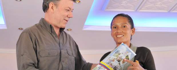 Familias del Catatumbo recuperaron sus tierras | Cortesía Presidencia | El presidente Juan Manuel Santos entregó las escrituras de su tierra a Sandra Patricia Borrero, una de las favorecidas.