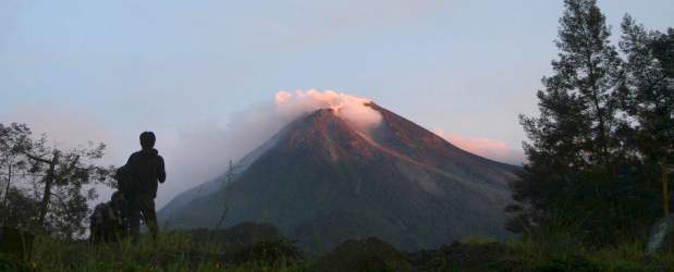 Maremoto deja 113 muertos y más de 500 desaparecidos en Indonesia | Reuters | Este es el volcám más activo de Indonesia, el monte Merapi.