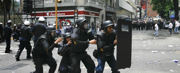 Violencia callejera desbordó a Caracas | Archivo | El embajador de Venezuela en Estados Unidos, Bernardo Álvarez, asegura que en una municipalidad de Caracas se redujo el homicidio en 52 por ciento entre enero y agosto del presente año. Sin embargo, la población percibe mayor inseguridad y además el Gobierno no muestra cifras oficiales sobre el tema.