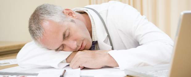 Dormir y descansar para no hacer daño | Shutterstock | "Periodos largos de 24 o 36 horas haciendo privación de sueño va a afectar la capacidad de reacción", señala el experto en estudios de sueño, Carlos Tobón. El especialista explica que no dormir por periodos largos nos hace más irritables debido a cambios metabólicos y hormonales.