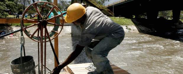 Centrales obreras divididas en incremento del salario mínimo | Siguen las negociaciones de las centrales obreras y el Gobierno Nacional para conciliar el salario mínimo para 2013.
