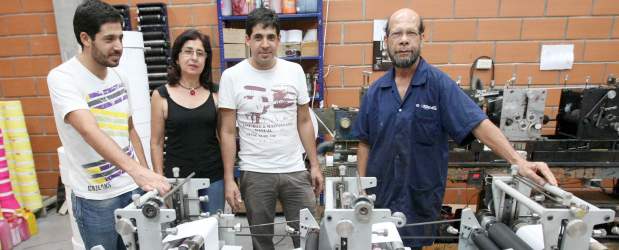 Las cajas le dicen si al crédito empresarial | Juan Antonio Sánchez | La familia Rincón González en la planta de su empresa Colflexa. Se han beneficiado de tres créditos de Comfama y gracias a ello han podido construir una sede propia, adquirir equipos y seguir creciendo. En la foto Julián Andrés, Luz Marina, Juan Davis y Abelardo.