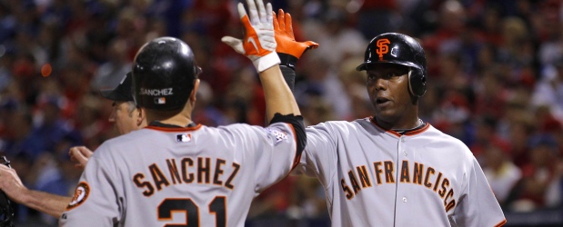 Rentería brilló en la noche del Halloween | Brian Snyder, Reuters | El barranquillero Édgar Rentería es felicitado por su compañero Freddy Sánchez, luego de la buena presentación en el cuarto juego de la Serie Mundial de béisbol, anoche en la ciudad de Arlington. Asistieron cerca de 85 mil personas.