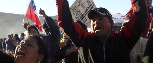 AP | En Chile no pierden las esperanzas de encontrar con vida a los mineros atrapados. | AP | En Chile no pierden las esperanzas de encontrar con vida a los mineros atrapados.