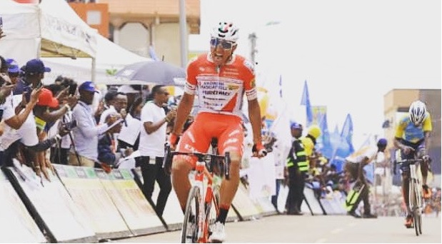 Este fue el segundo festejo del colombiano en el Tour de Ruanda. FOTO @DeportColombia