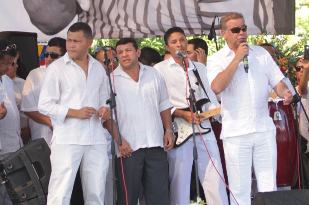 FOTO ALEX HEREIRA - Enviado especial Valledupar - Tambi&#233;n subieron a la tarima otros grandes nombres del folclor vallenato, como Peter Manjarr&#233;s, para cantar Te necesito, as&#237; como Jorge O&#241;ate e Iv&#225;n Villaz&#243;n.